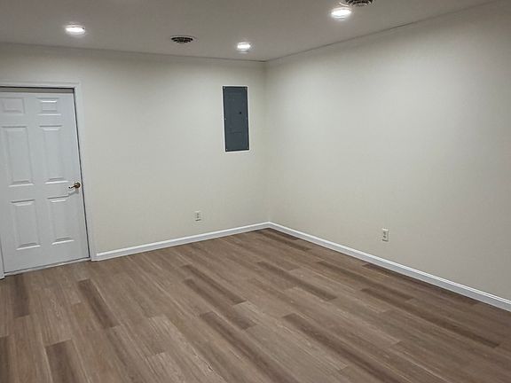 5th image of 119 Main St