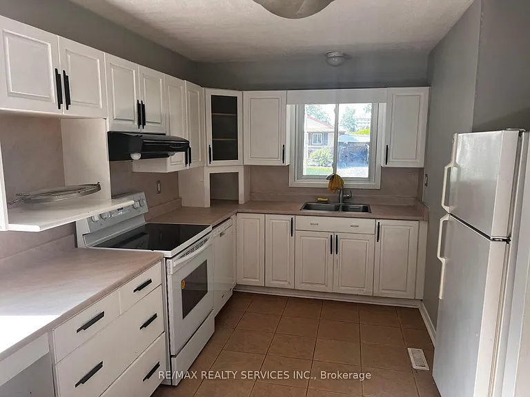 17 Renny Cres — Photo 9