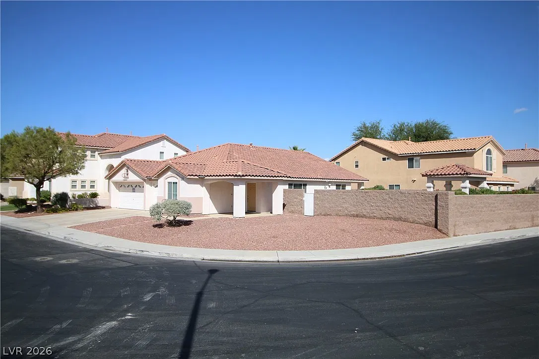 4 bed, 3.0 bath, 2033 sqft, $2,600 — Photo 1