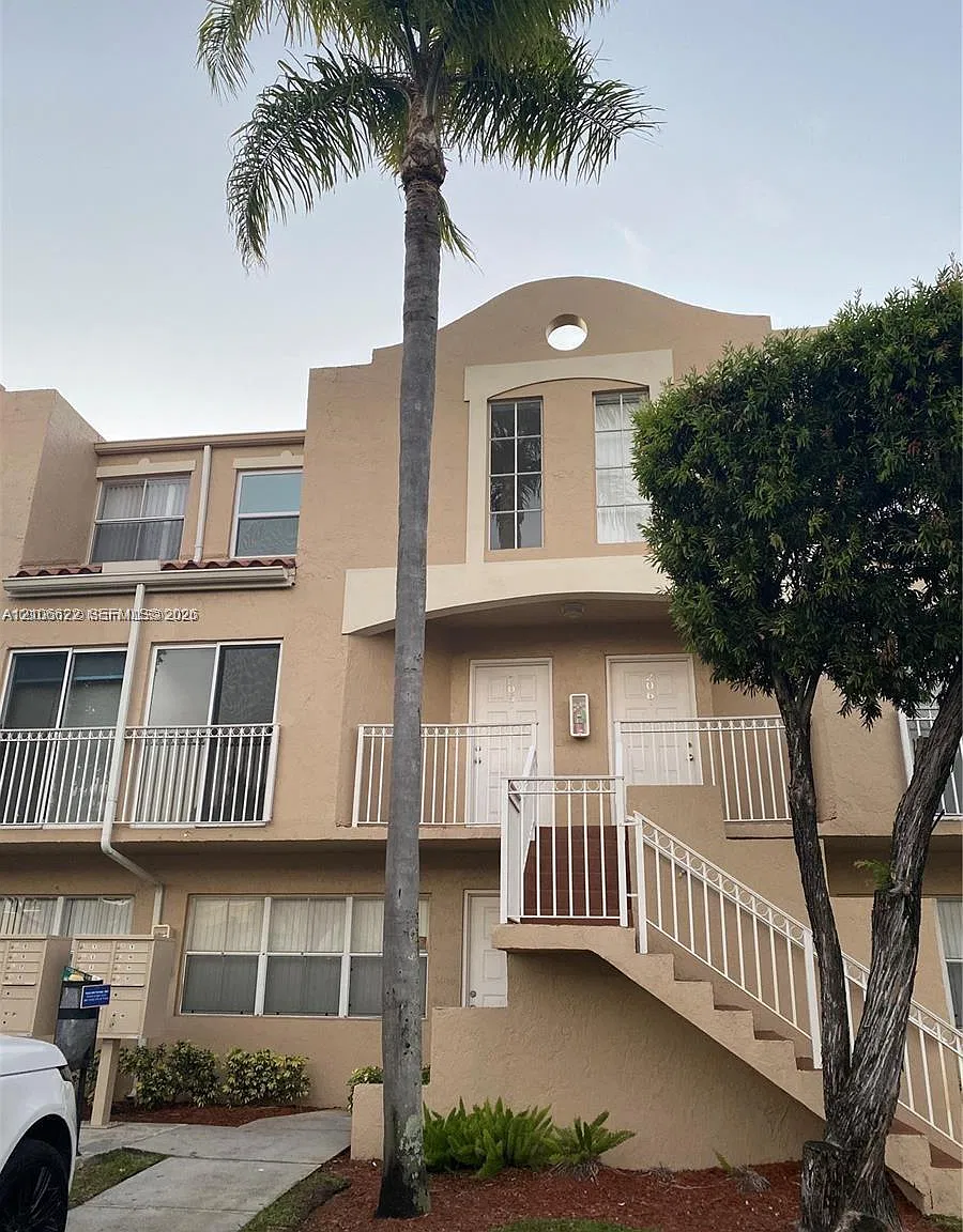 Coral Pointe Townhomes Co — Photo 2