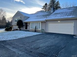 1 Woodberry Ln, New Hartford, NY 13413