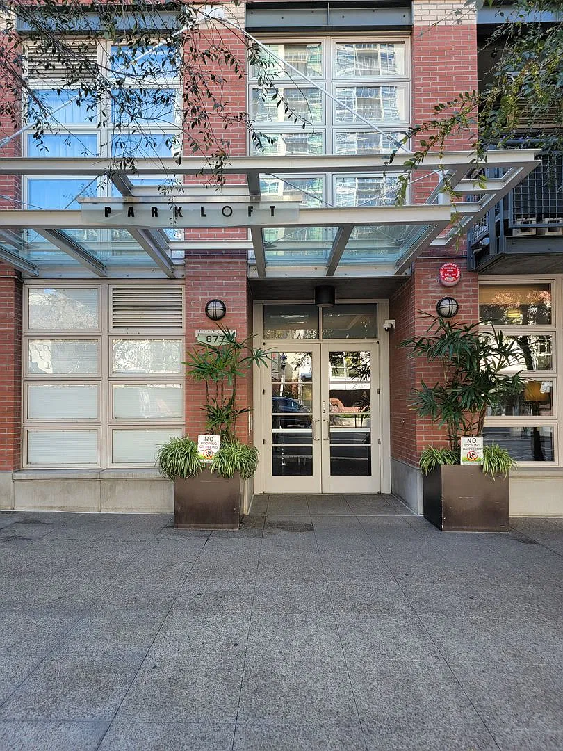 Beautiful, Spacious Loft Near Petco Park — Photo 4