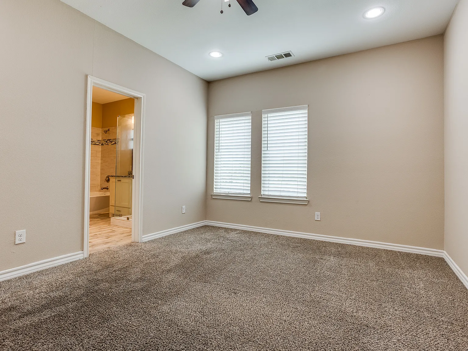 4 bed, 2.5 bath, 2001 sqft, $2,400 — Photo 4