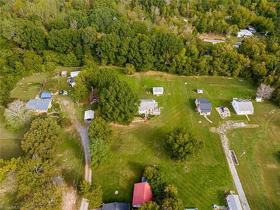 2nd image of 3090 Cherokee Dr