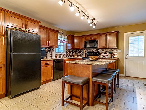 4th image of 916 Crosshill Dr