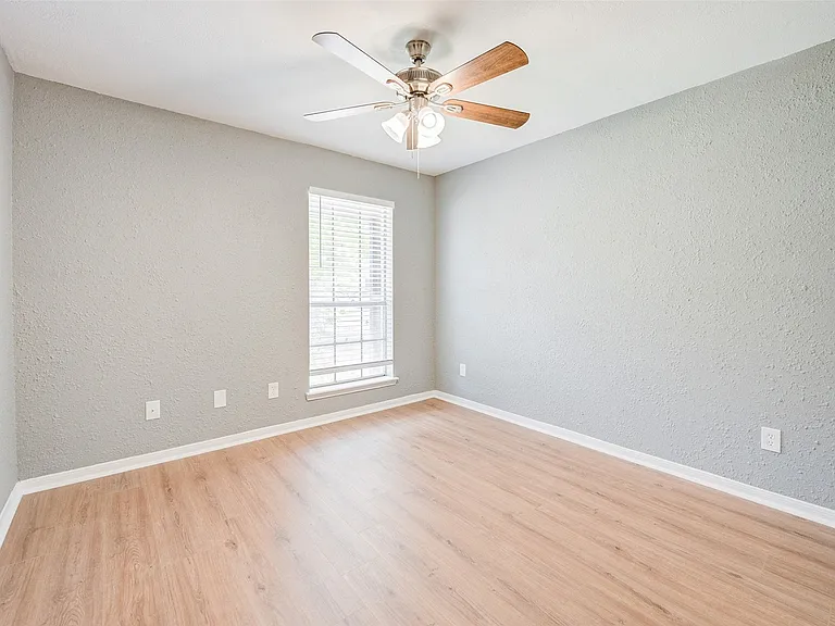 11602 Lennington Ln — Photo 13
