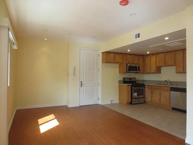14826 Vanowen St #102 — Photo 6