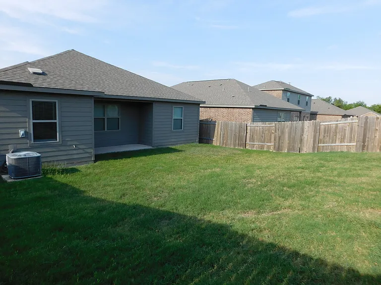304 Aaron St — Photo 32