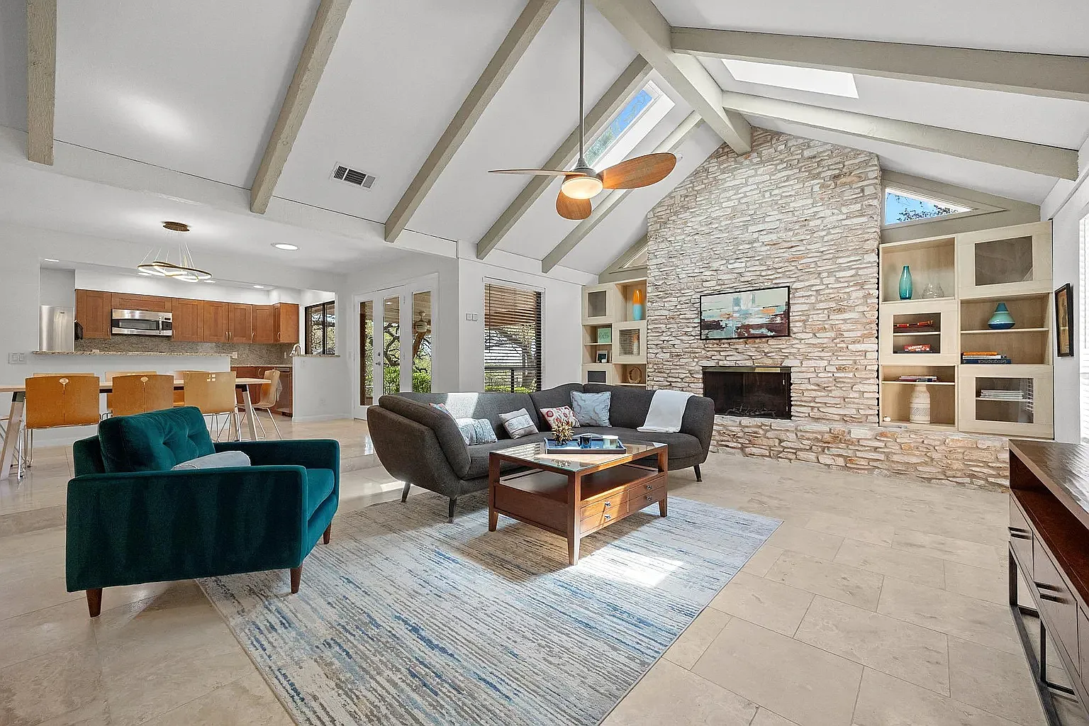 5 bed, 2550 sqft, $5,300 — Photo 2