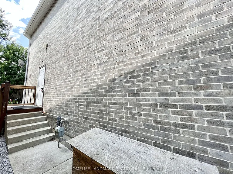 90 Crowther Dr — Photo 5