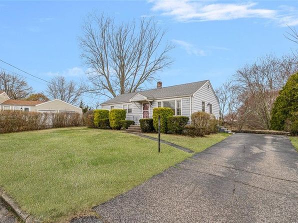 21 Parsonage Dr, Warwick, RI 02889