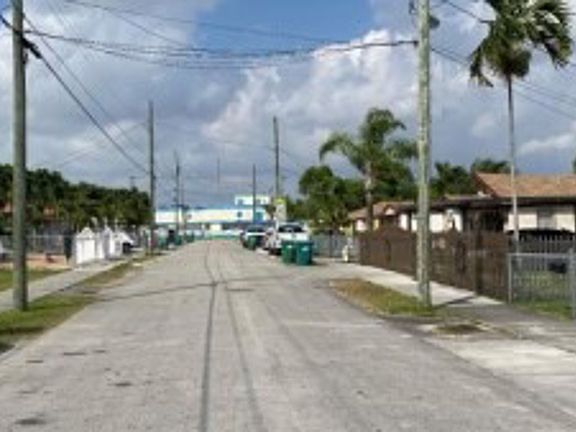Exterior Neighborhood (street photo)