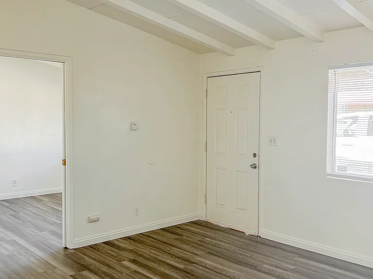 560 E Oakland Ave — Photo 4