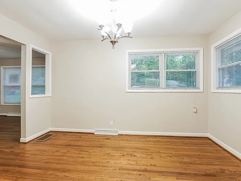 752 Barclay Ln — Photo 6