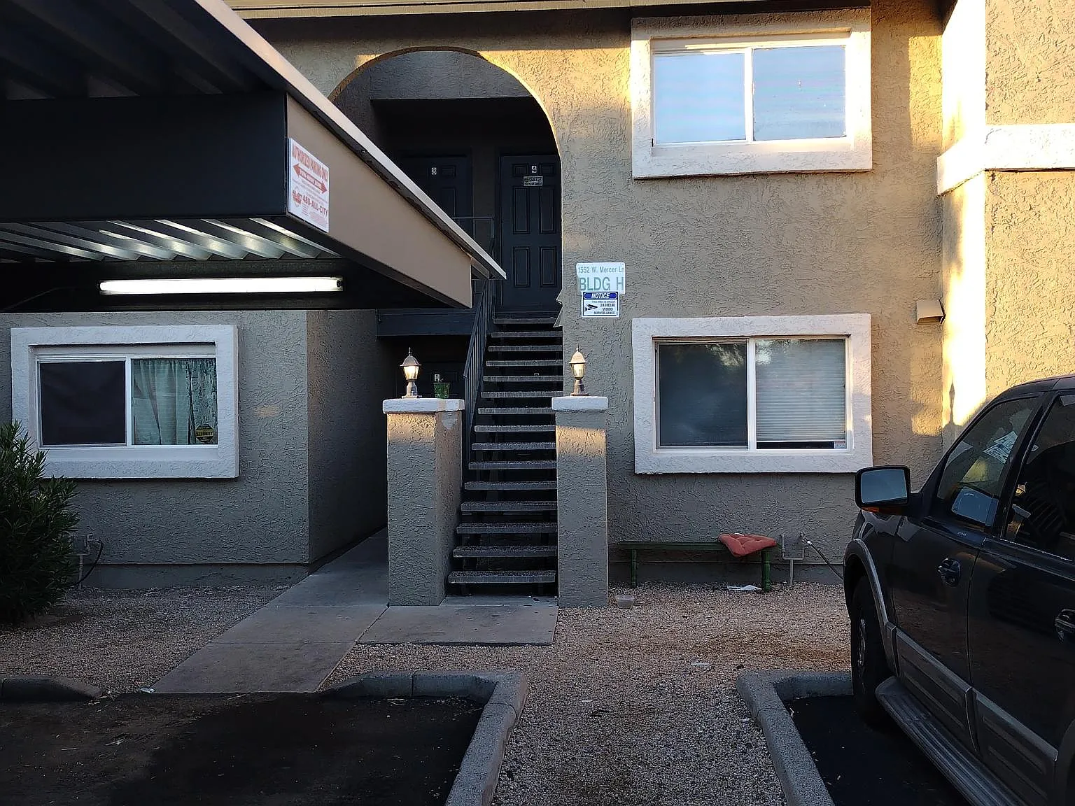 1552 W Mercer Ln — Photo 2