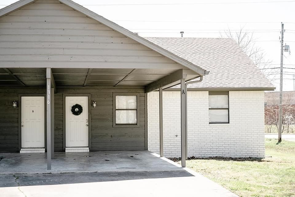 1st image of 1316 Royal Dr #B