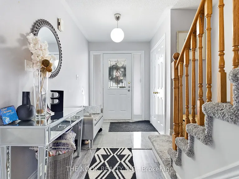 119 Brownstone Cres — Photo 2