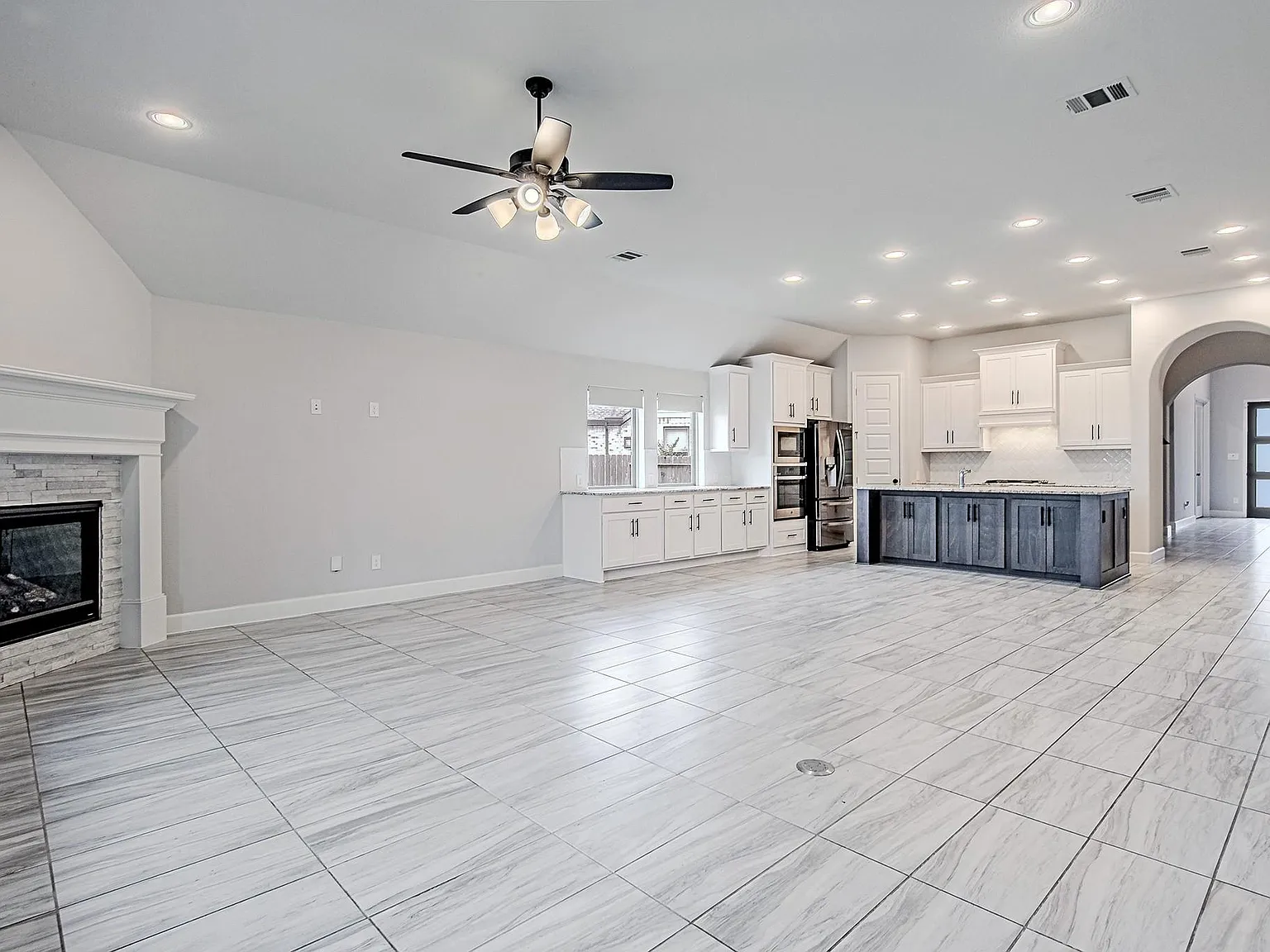 4 bed, 3.0 bath, 2544 sqft, $2,950 — Photo 2