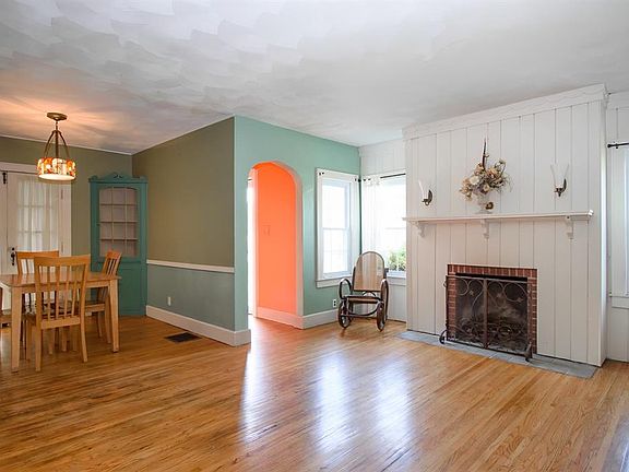 3rd image of 1921 Windsor Ave