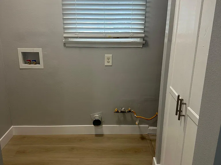 washer/dryer hookups/room