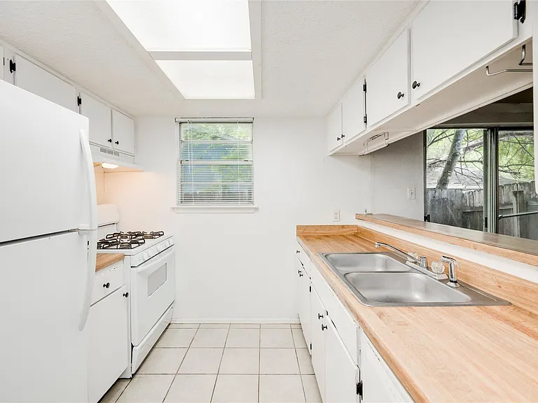 5208 Bogey Ct #B — Photo 13