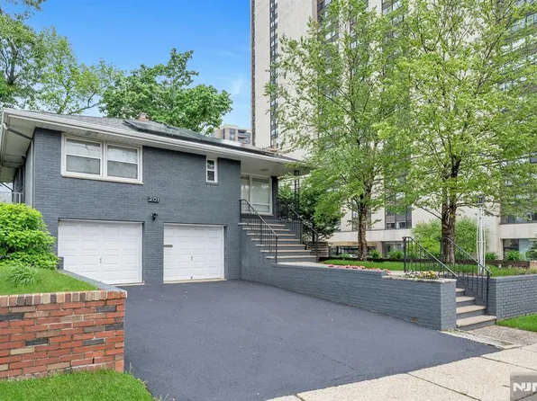 201 Riverdale Dr, Fort Lee, NJ 07024