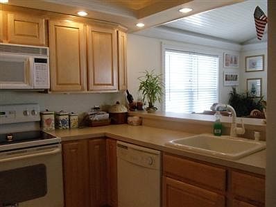 4th image of 1015 Simpson Ave