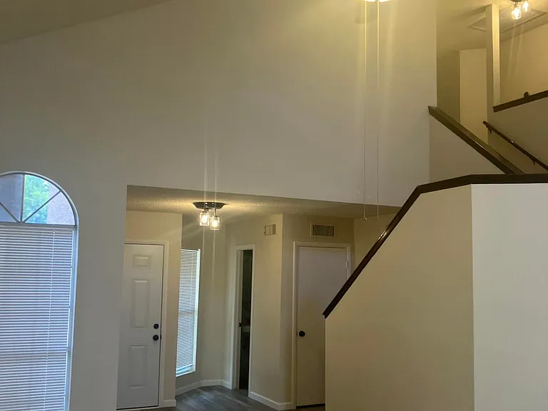 530 E Kerry Ln — Photo 8