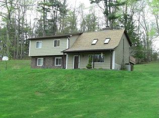 18 Creekside Ln, Pleasant Valley, NY 12569