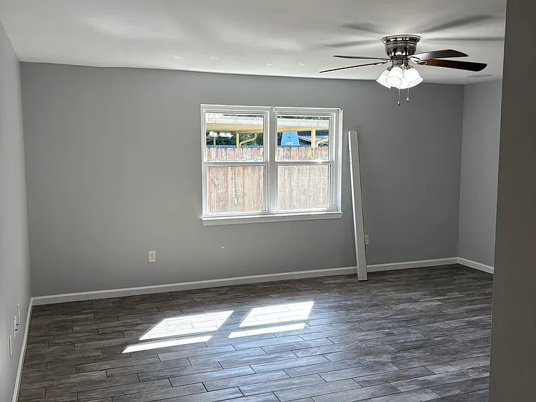 10043 Santa Monica Ave — Photo 5