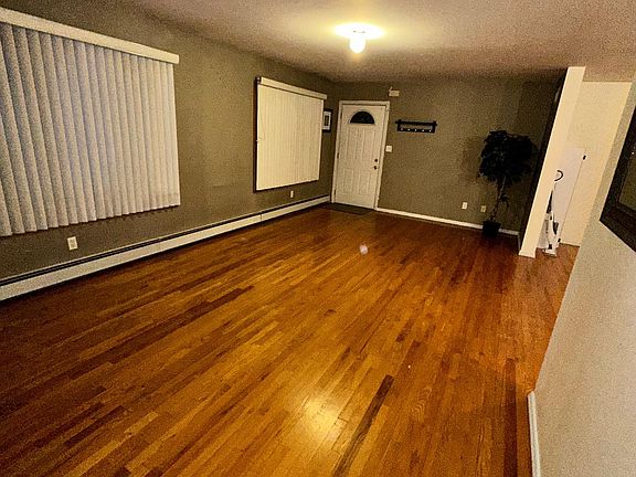 5th image of 709 E Meadow Ave