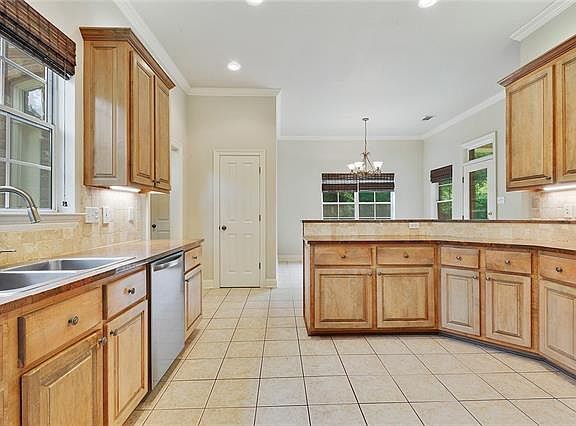 5th image of 200 Kingsland Dr