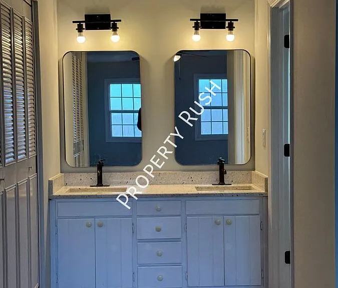 2945 Old Britain Cir — Photo 35