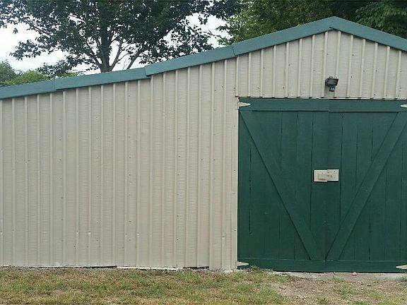 Detached Garage w/ Electric 