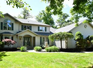 411 Falling Leaves Cir, Aurora, OH 44202