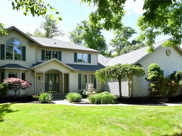 411 Falling Leaves Cir, Aurora, OH 44202