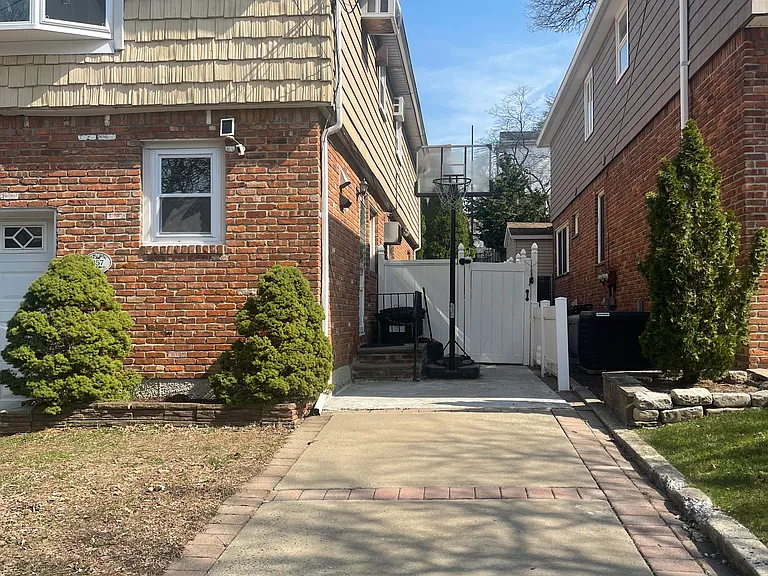 Woolley Ave — Photo 15