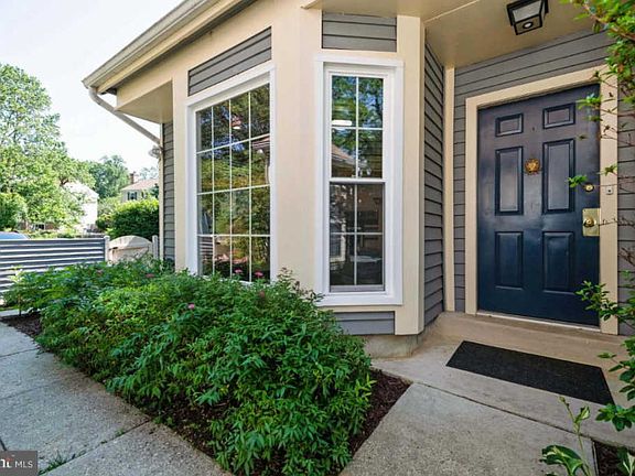 3rd image of 913 Windwhisper Ln