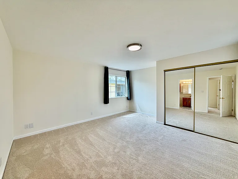 712 Prospect Row — Photo 16