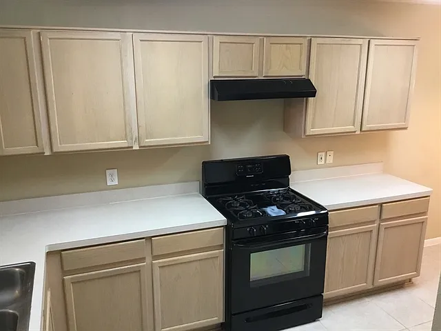 4 bed, 2.5 bath, 2006 sqft, $2,145 — Photo 3