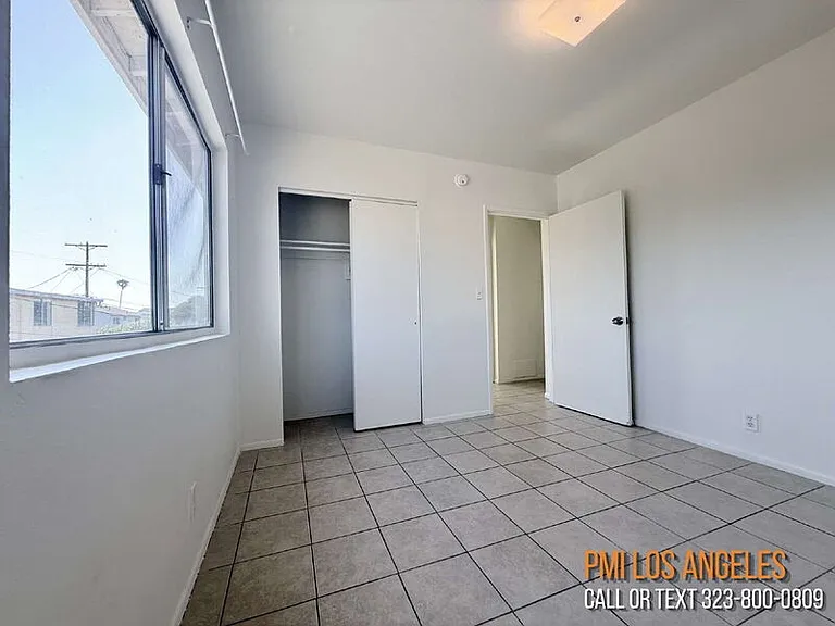 943 W 68th St — Photo 18
