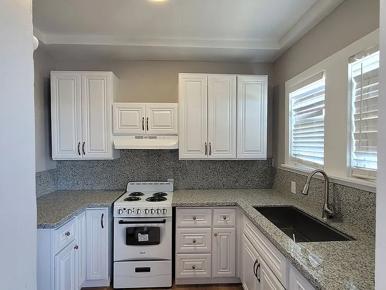 618 W 7th St — Photo 10