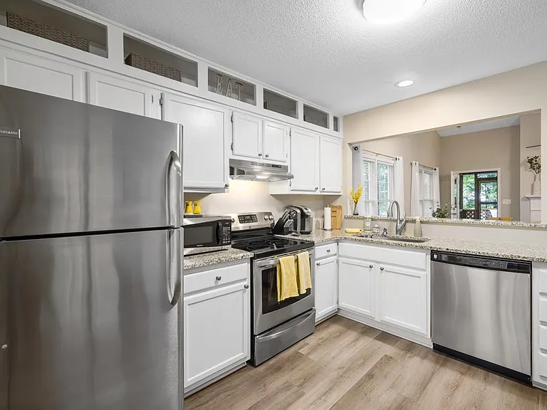 144 Lake Hollow Cir — Photo 7