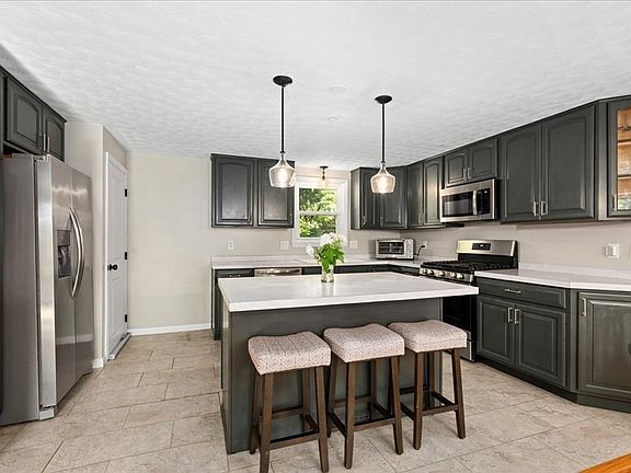 5th image of 32 Stratton Dr