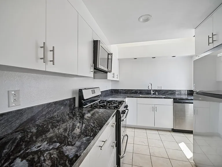 1939 N Tamarind Ave #1 — Photo 3