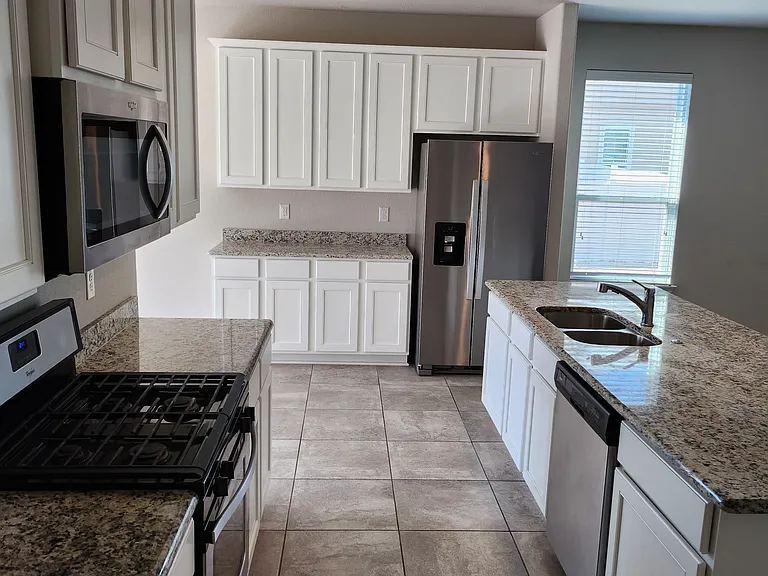1412 Ellis Ln — Photo 7