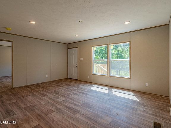 5th image of 358 Valley Dr