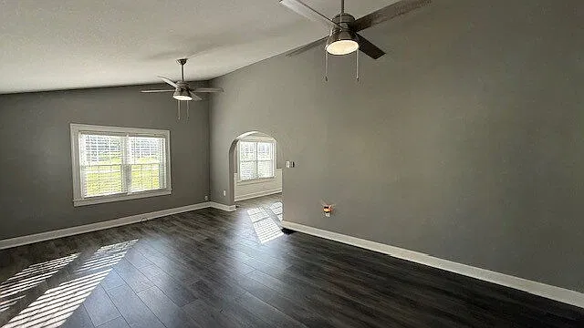 3 bed, 2.0 bath, 2809 sqft, $2,100 — Photo 4