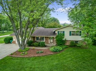 39W424 Hemlock Dr, St Charles, IL 60175