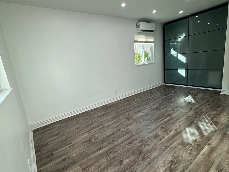 307 N Hollywood Way #B — Photo 9